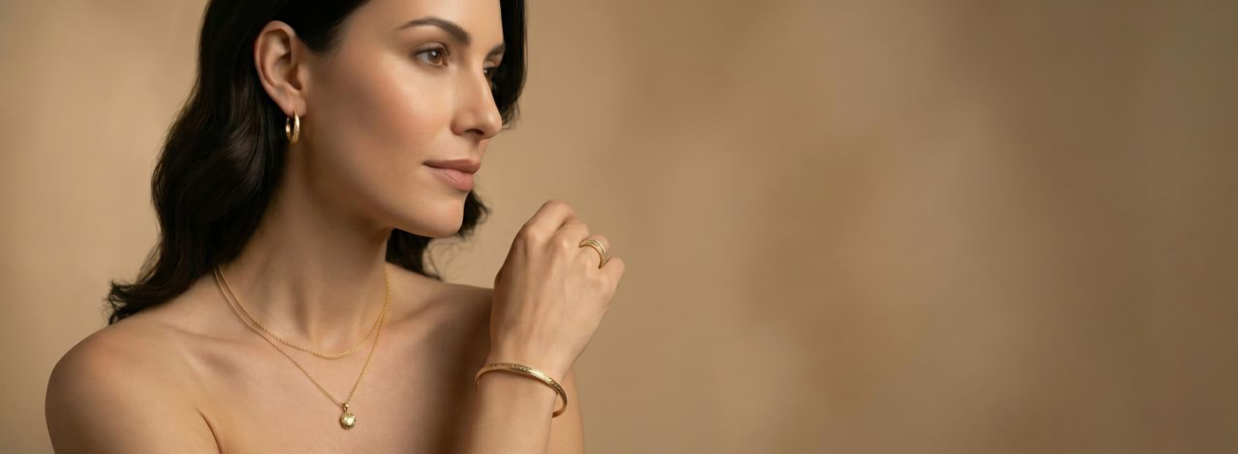 Modèle portant un collier élégant en studio
